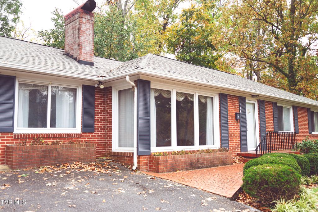 Photo of 904 Forest Avenue, Johnson City, TN 37601 (MLS # 9987712)