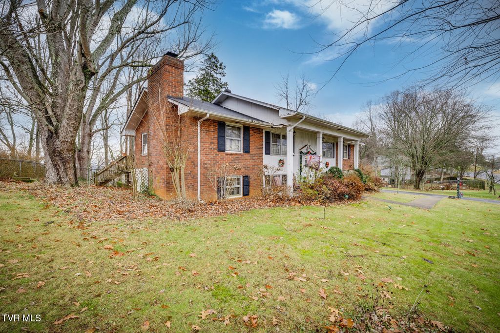 Photo of 812 Beechwood Drive, Kingsport, TN 37663 (MLS # 9974543)