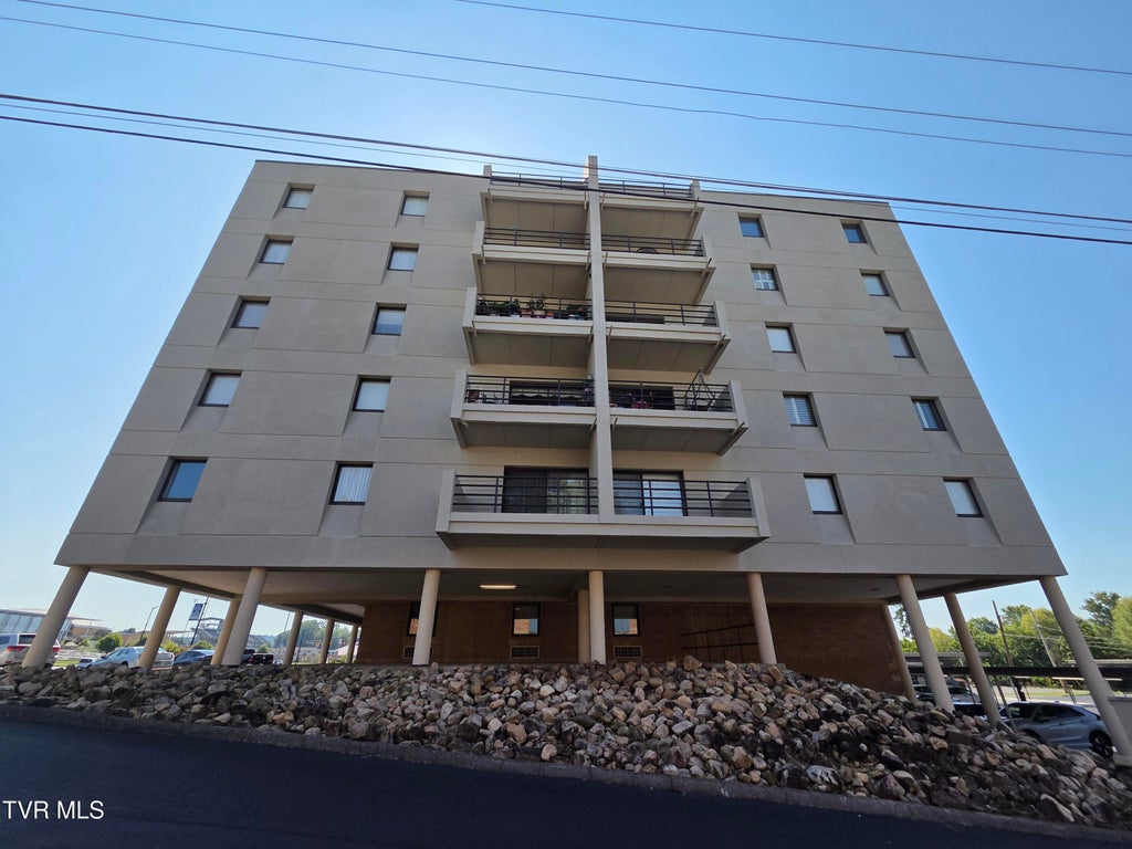 Photo of 1585 Fort Henry Drive #Apt 3f, Kingsport, TN 37664 (MLS # 10000389)