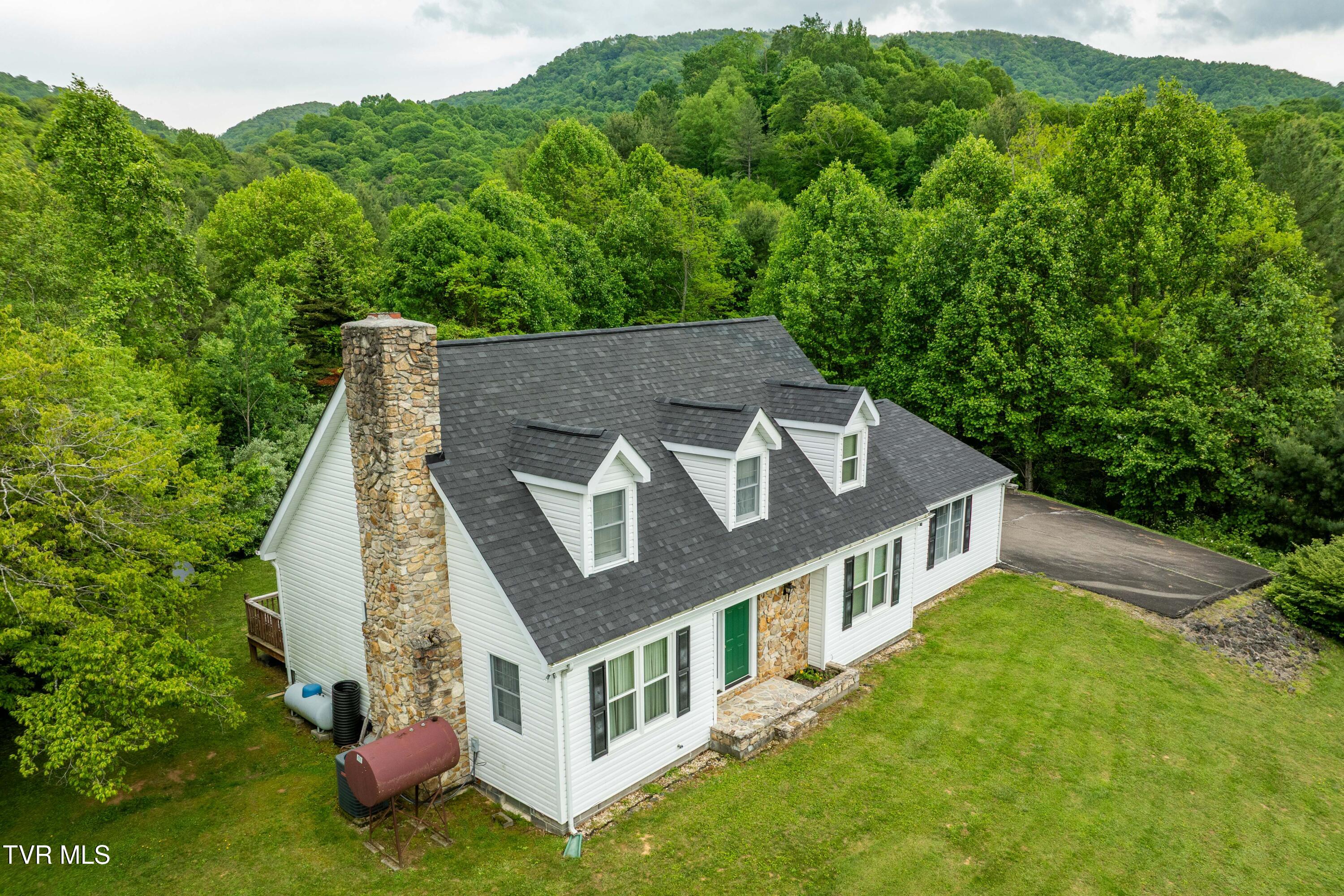 1546 Stage Road, Mountain City, Tennessee image 2