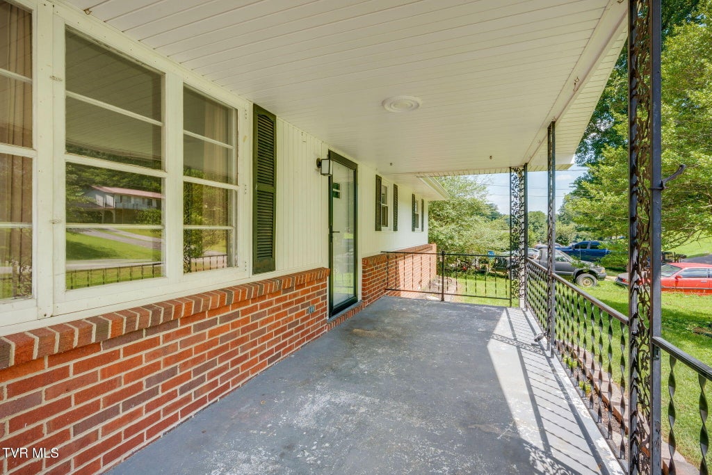 Photo of 337 Woodcrest Drive, Kingsport, TN 37663 (MLS # 9999847)