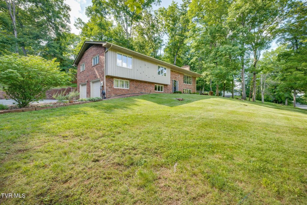 Photo of 400 Old Castle Road, Kingsport, TN 37660 (MLS # 9996106)