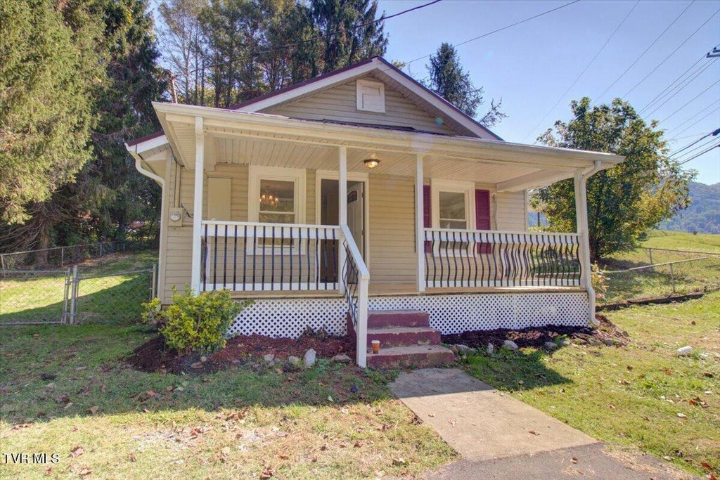 Photo of 1529 Riverview Drive, Elizabethton, TN 37643 (MLS # 10002108)