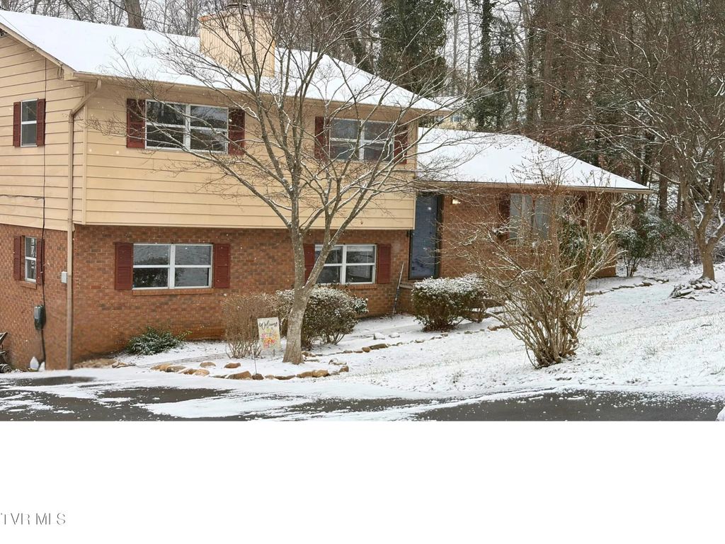 Photo of 108 Saratoga Circle, Elizabethton, TN 37643 (MLS # 9990638)