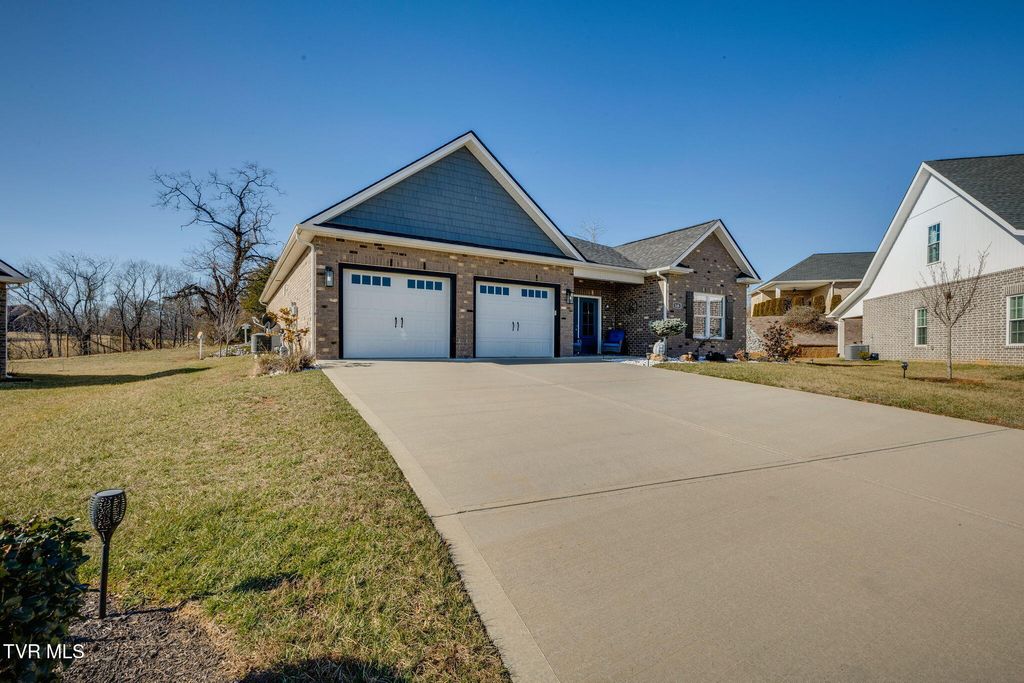 Photo of 148 Mountain View Circle, Piney Flats, TN 37686 (MLS # 9990549)