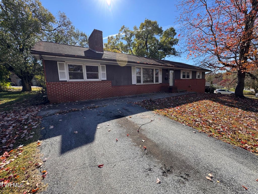 Photo of 505 Woodhaven Drive, Johnson City, TN 37604 (MLS # 9987825)