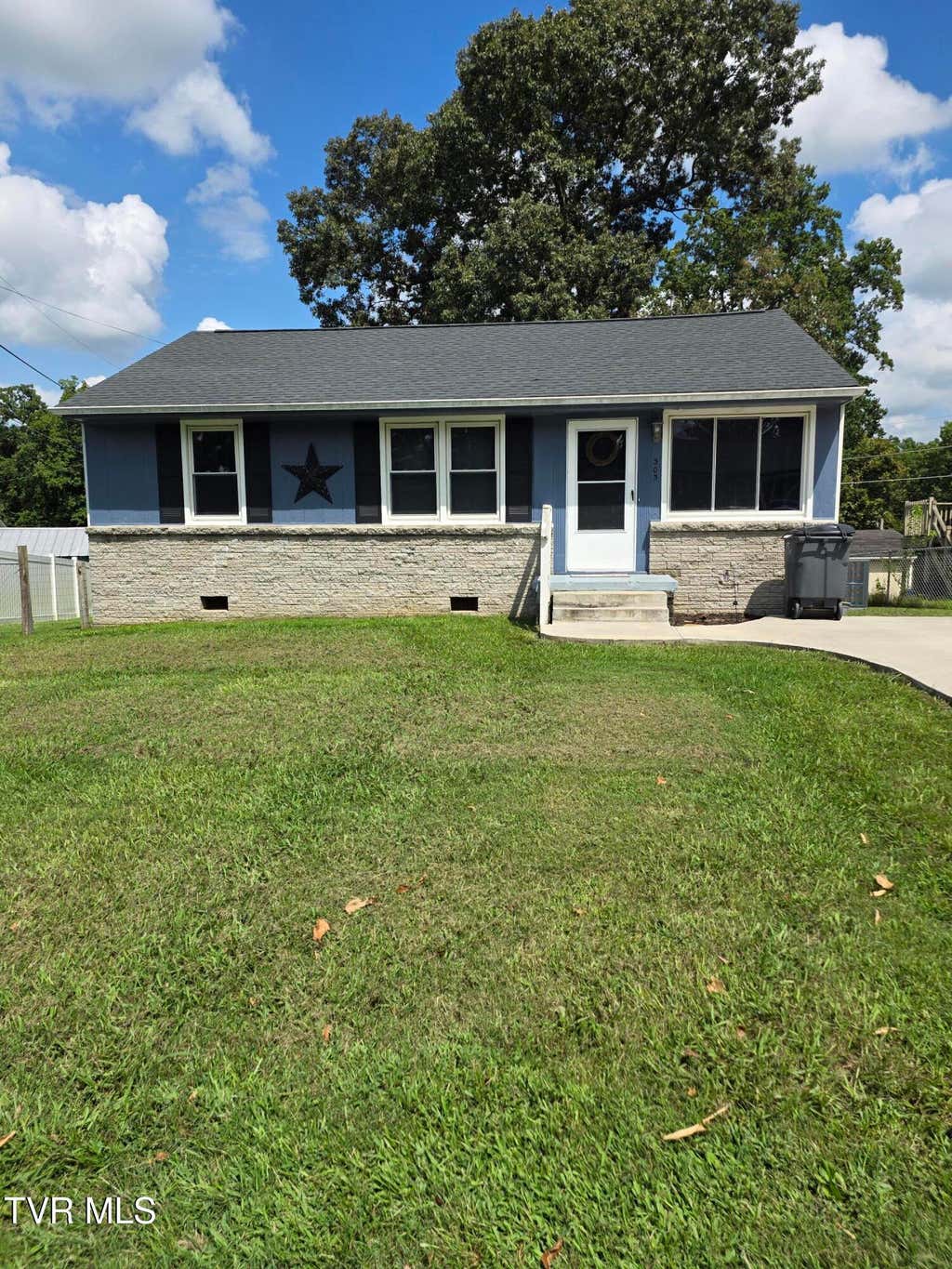 Photo of 303 Iris Drive, Kingsport, TN 37660 (MLS # 9999882)