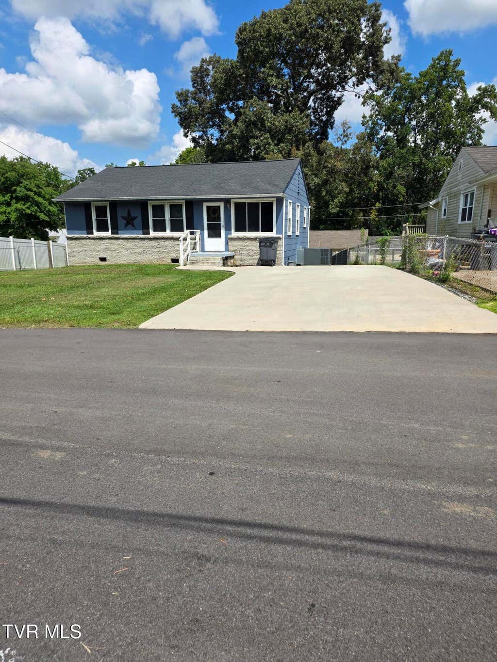Photo of 303 Iris Drive, Kingsport, TN 37660 (MLS # 9999882)
