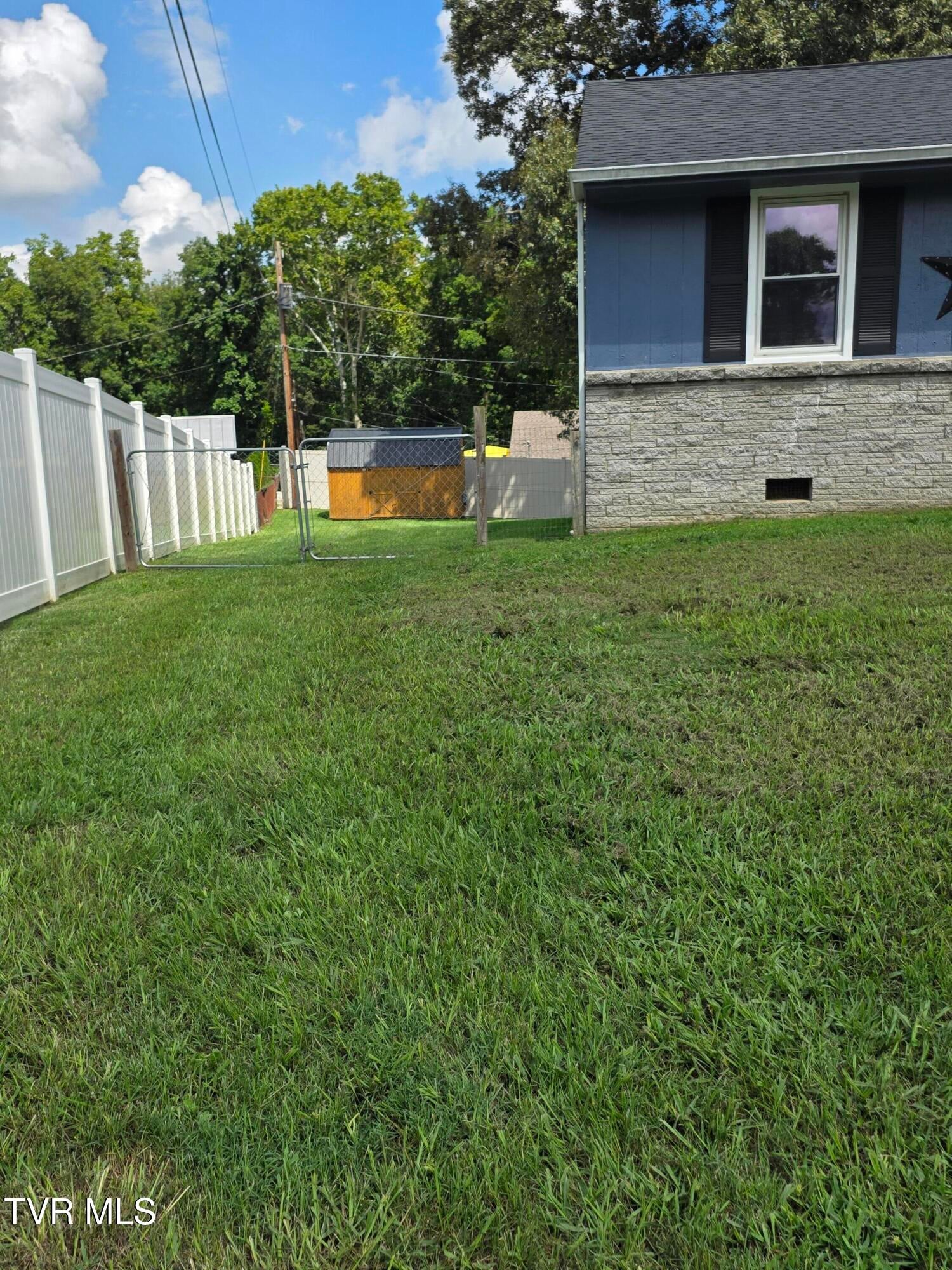 303 Iris Drive - Photo 4
