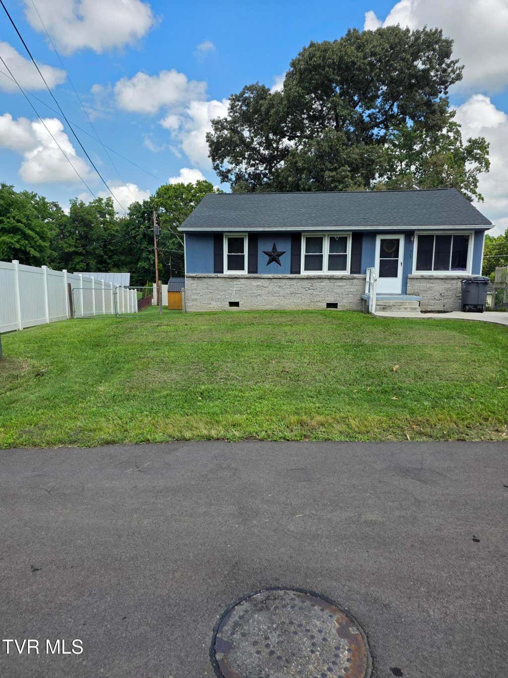 Photo of 303 Iris Drive, Kingsport, TN 37660 (MLS # 9999882)