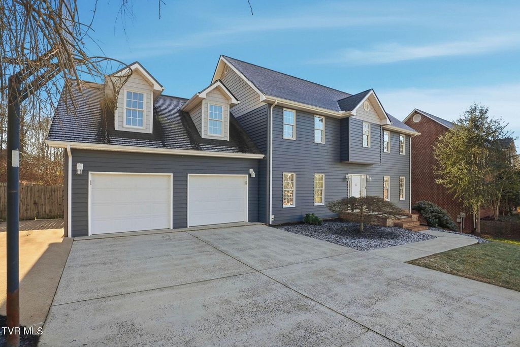 Photo of 3914 Leaf Point, Kingsport, TN 37663 (MLS # 9989467)