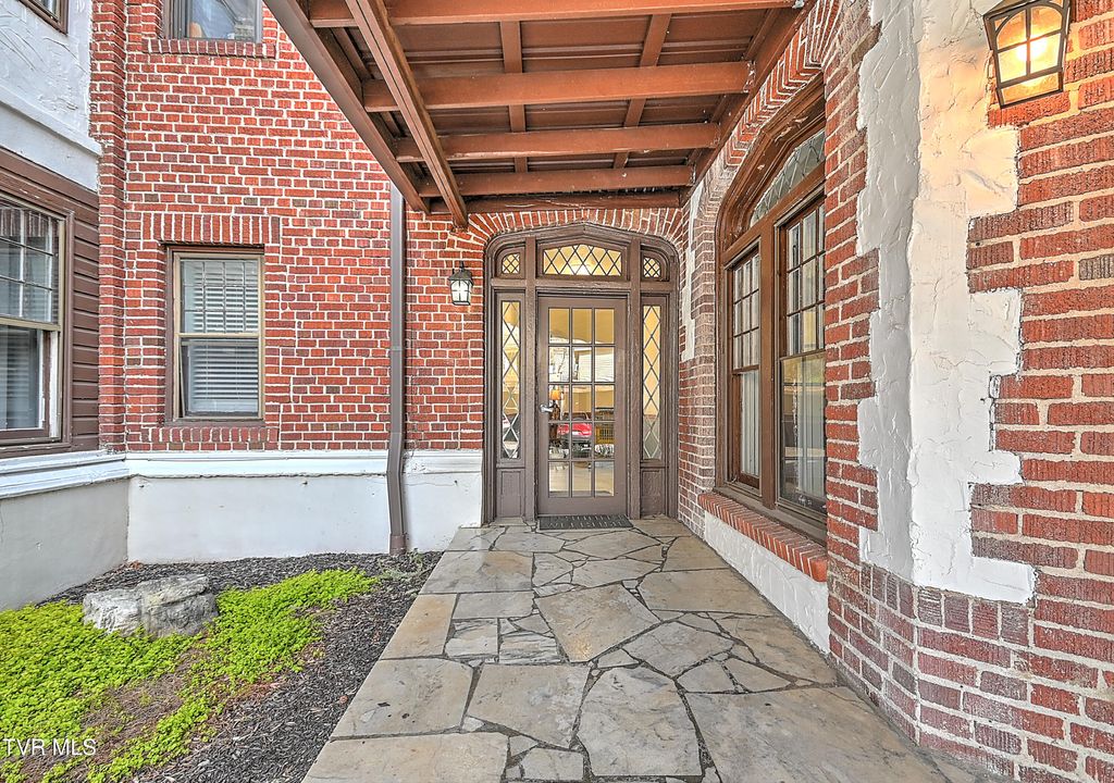 Photo of 701 Locust Street #Apt 18, Johnson City, TN 37604 (MLS # 9993316)