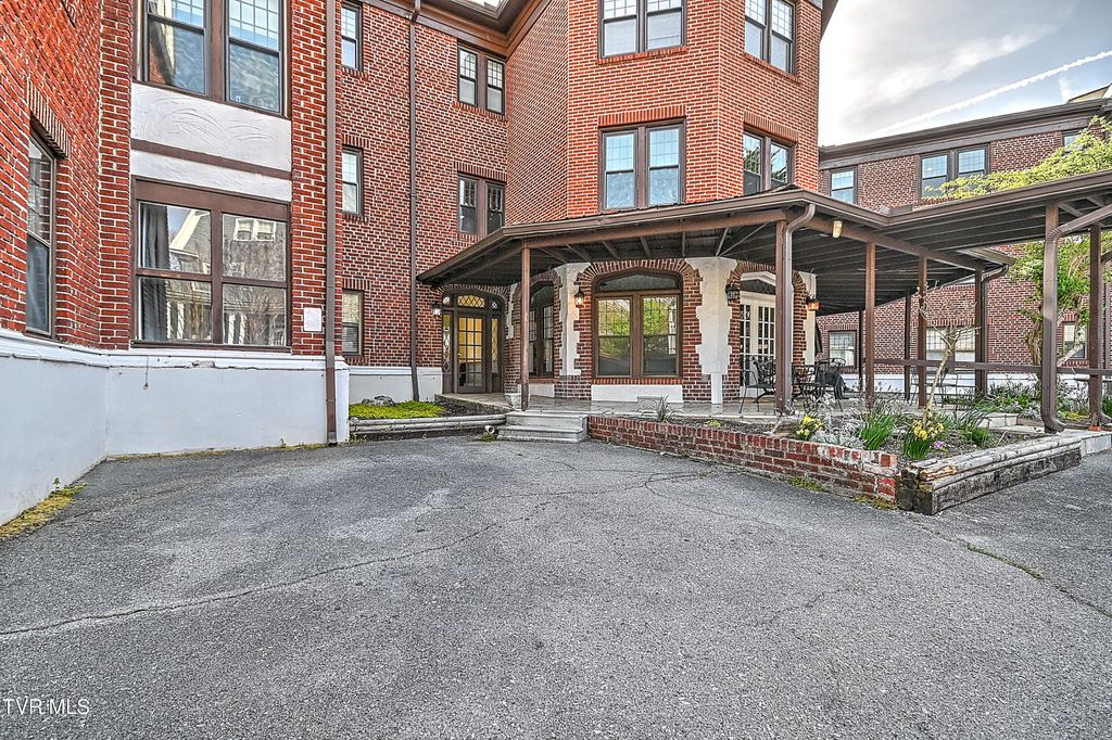 Photo of 701 Locust Street #Apt 18, Johnson City, TN 37604 (MLS # 9993316)