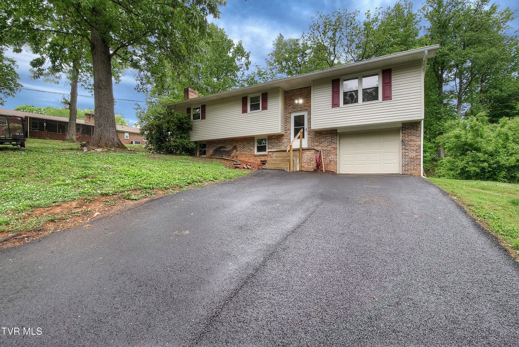 Photo of 111 Independence Lane, Elizabethton, TN 37643 (MLS # 9995120)