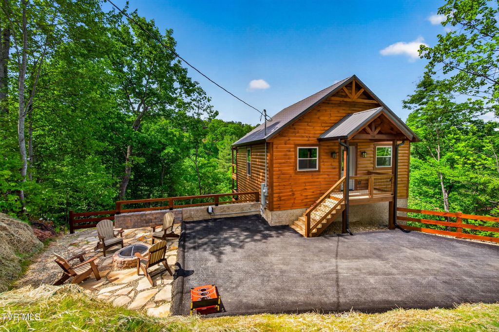 Photo of 756 Ski View Lane, Sevierville, TN 37876 (MLS # 9995093)