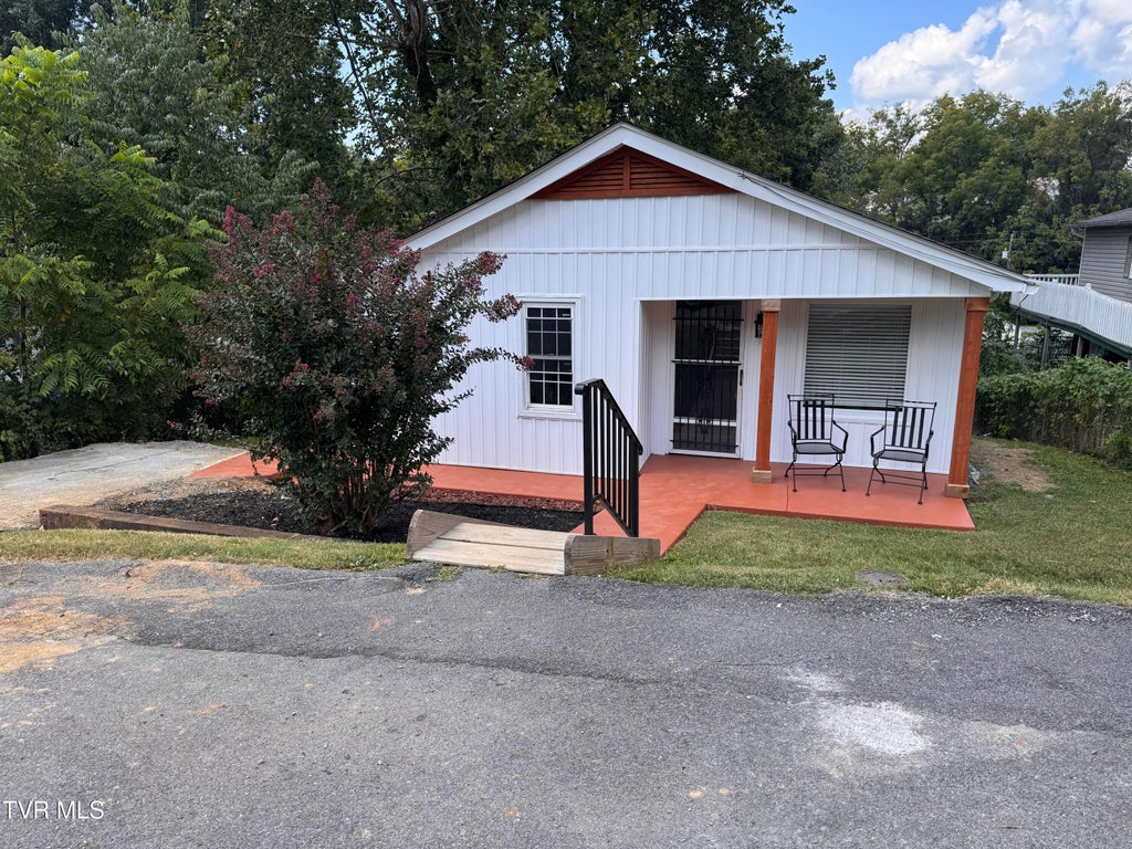 Photo of 2221 Bay Street, Bristol, TN 37620 (MLS # 10000400)