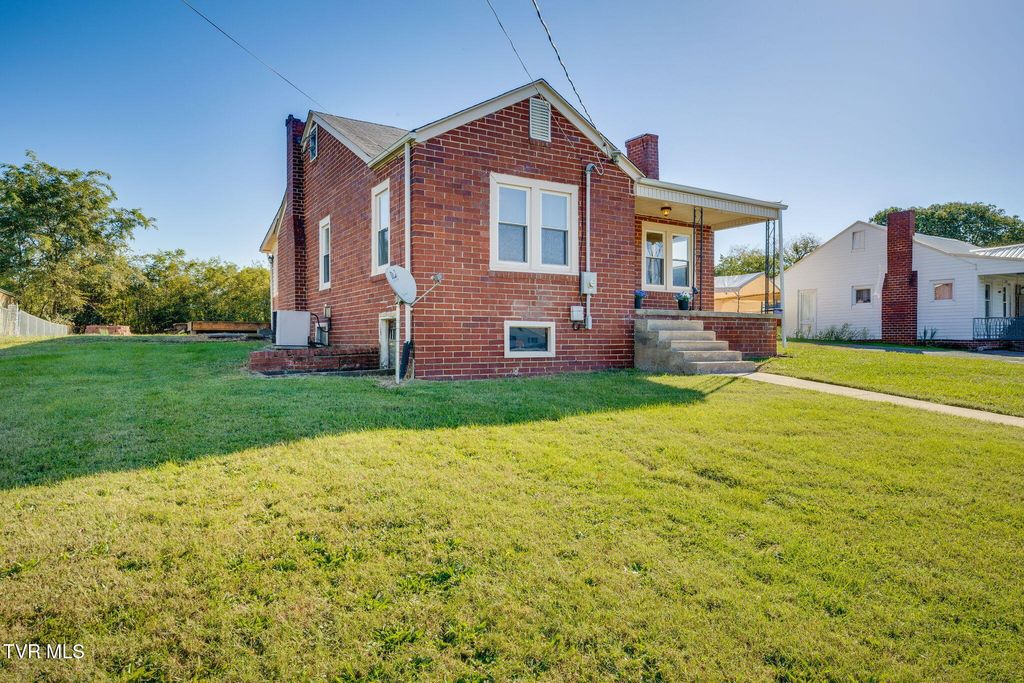 Photo of 129 Holcomb Street, Kingsport, TN 37660 (MLS # 9982303)