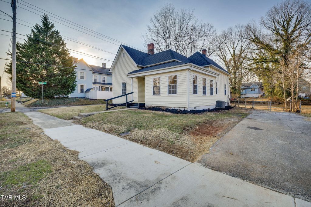 Photo of 201 Unaka Avenue, Johnson City, TN 37601 (MLS # 9991183)