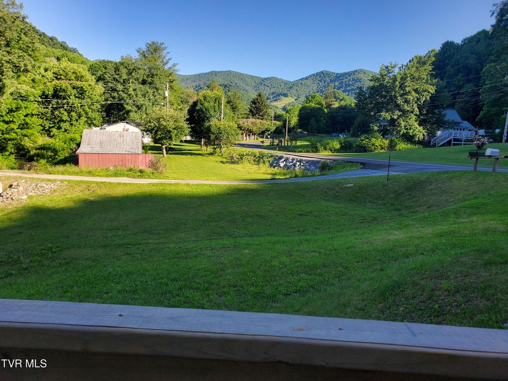 Photo of 673 Hampton Creek Road, Roan Mountain, TN 37687 (MLS # 9996329)