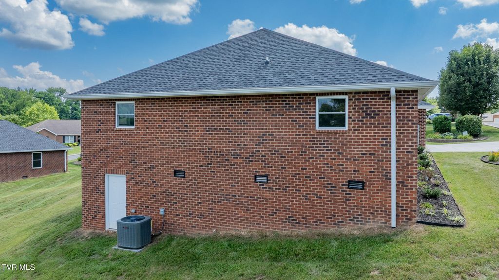 Photo of 124 Keeneland Circle, Greeneville, TN 37743 (MLS # 9996696)