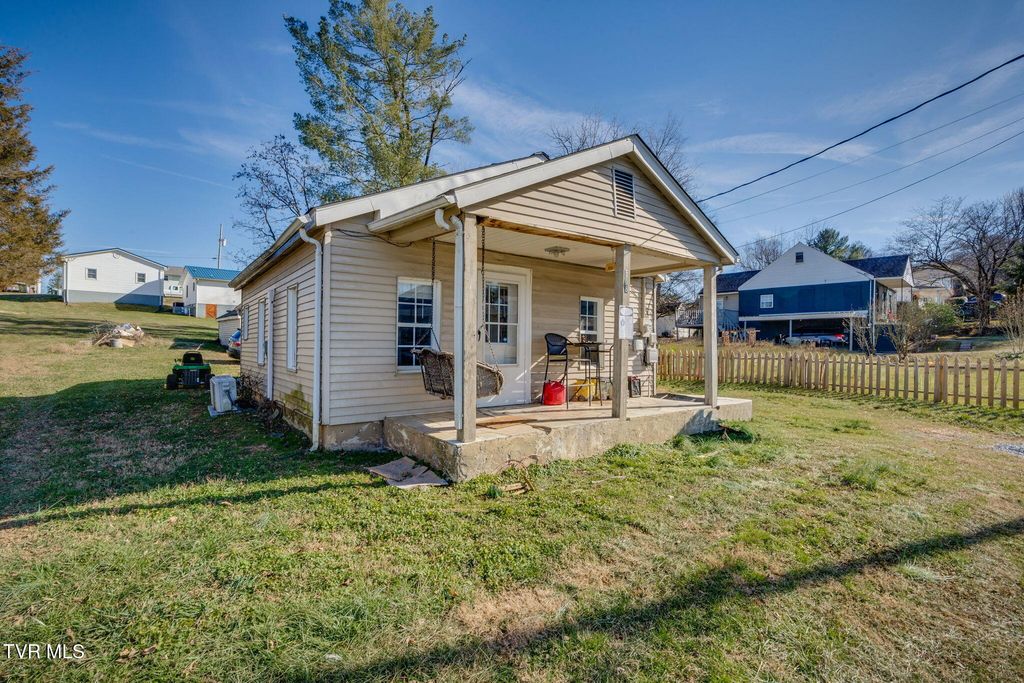 Photo of 508 Roan Street, Elizabethton, TN 37643 (MLS # 9990467)