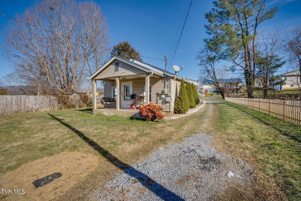Photo of 508 Roan Street, Elizabethton, TN 37643 (MLS # 9990467)