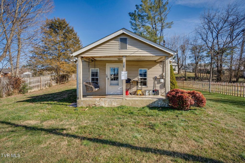 Photo of 508 Roan Street, Elizabethton, TN 37643 (MLS # 9990467)