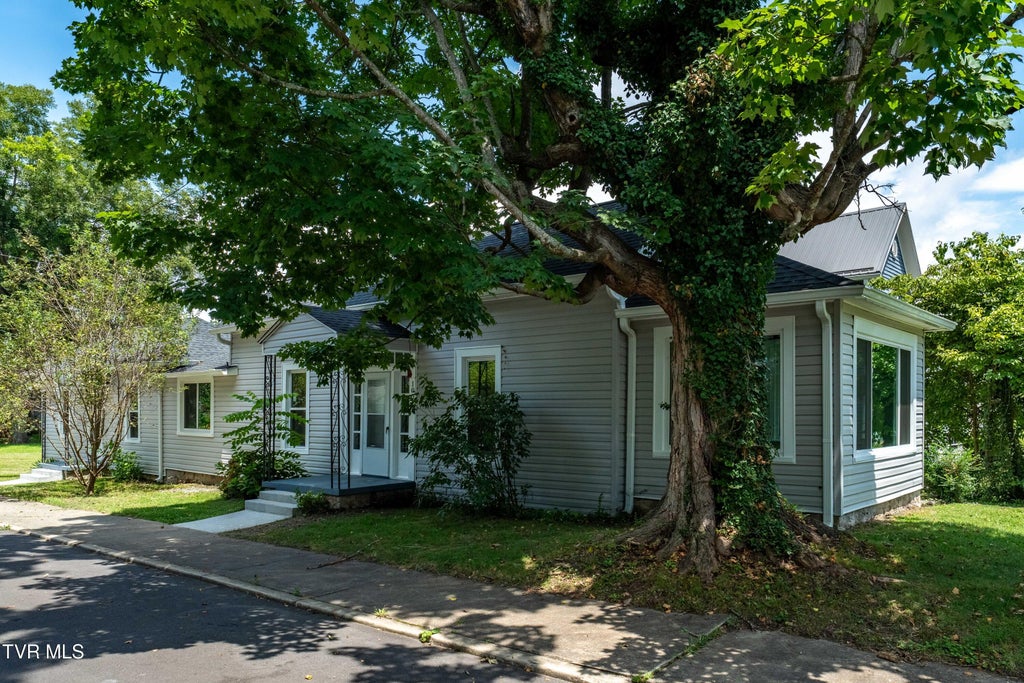Photo of 1007 Spring Street, Johnson City, TN 37604 (MLS # 10001669)
