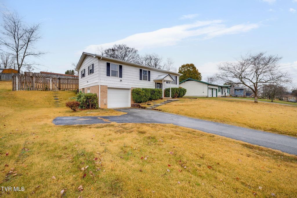Photo of 3200 Buckingham Drive, Johnson City, TN 37604 (MLS # 9988547)