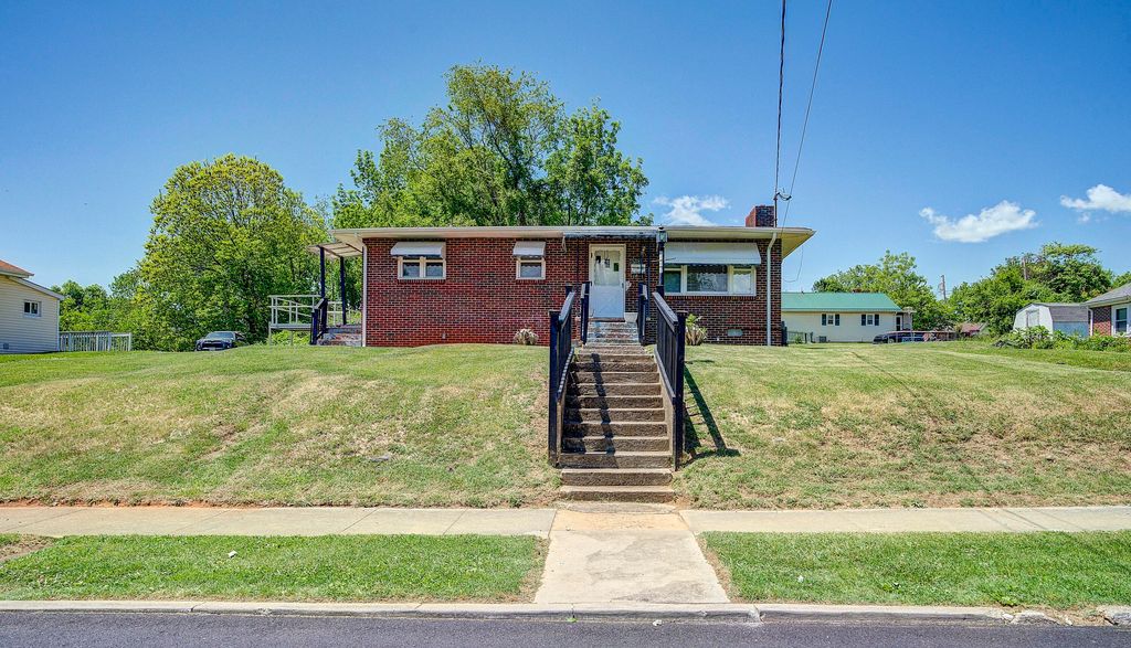 Photo of 314 8th Avenue, Johnson City, TN 37604 (MLS # 9995490)