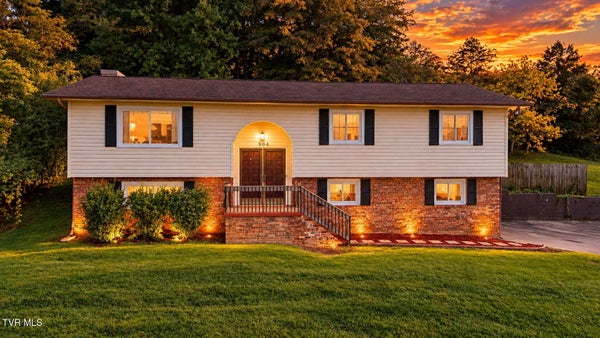 904 S SHERBROOKE CIR, MOUNT CARMEL, TN 37645 - Image 85db6cee53323a8522df7cae6f09bd41/352273716