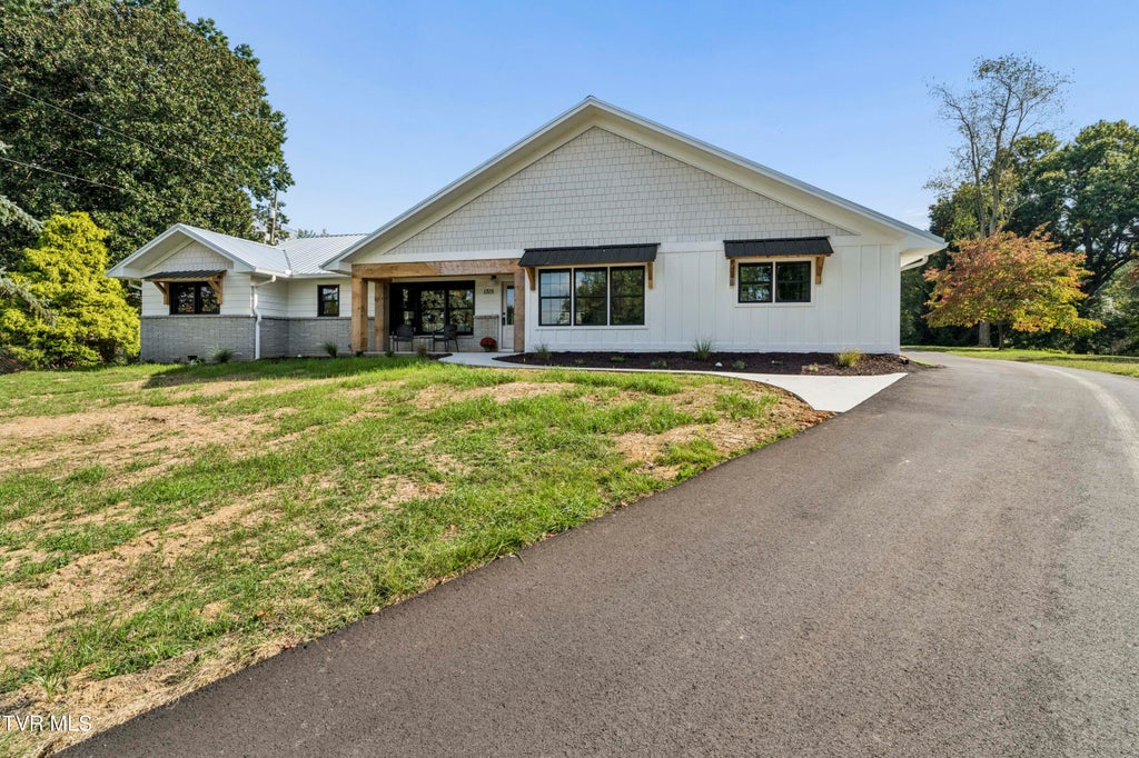 Photo of 1315 Lynnwood Drive, Johnson City, TN 37601 (MLS # 10000615)