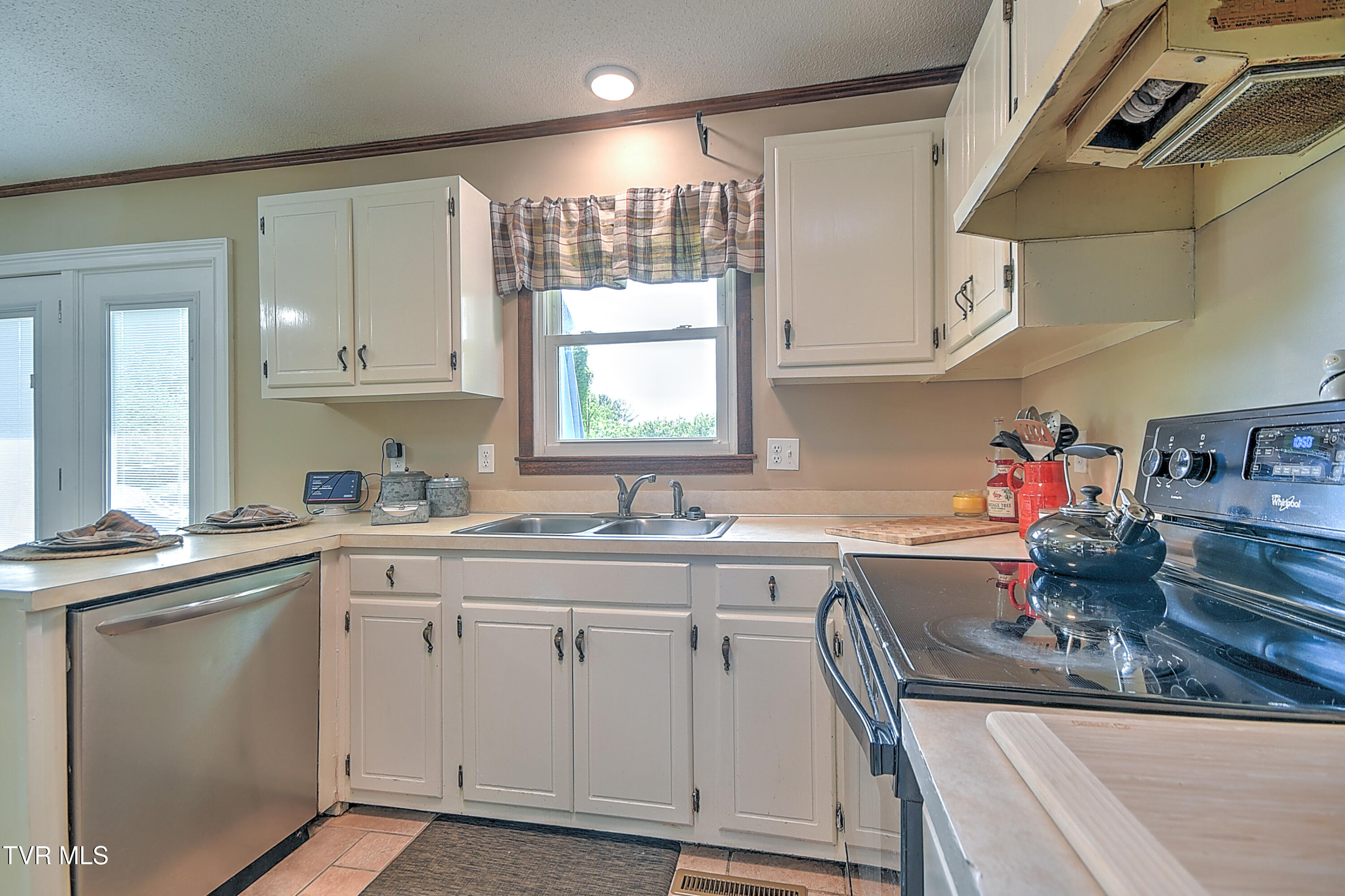 271 Whispering Woods Drive, Bluff City, Tennessee image 12