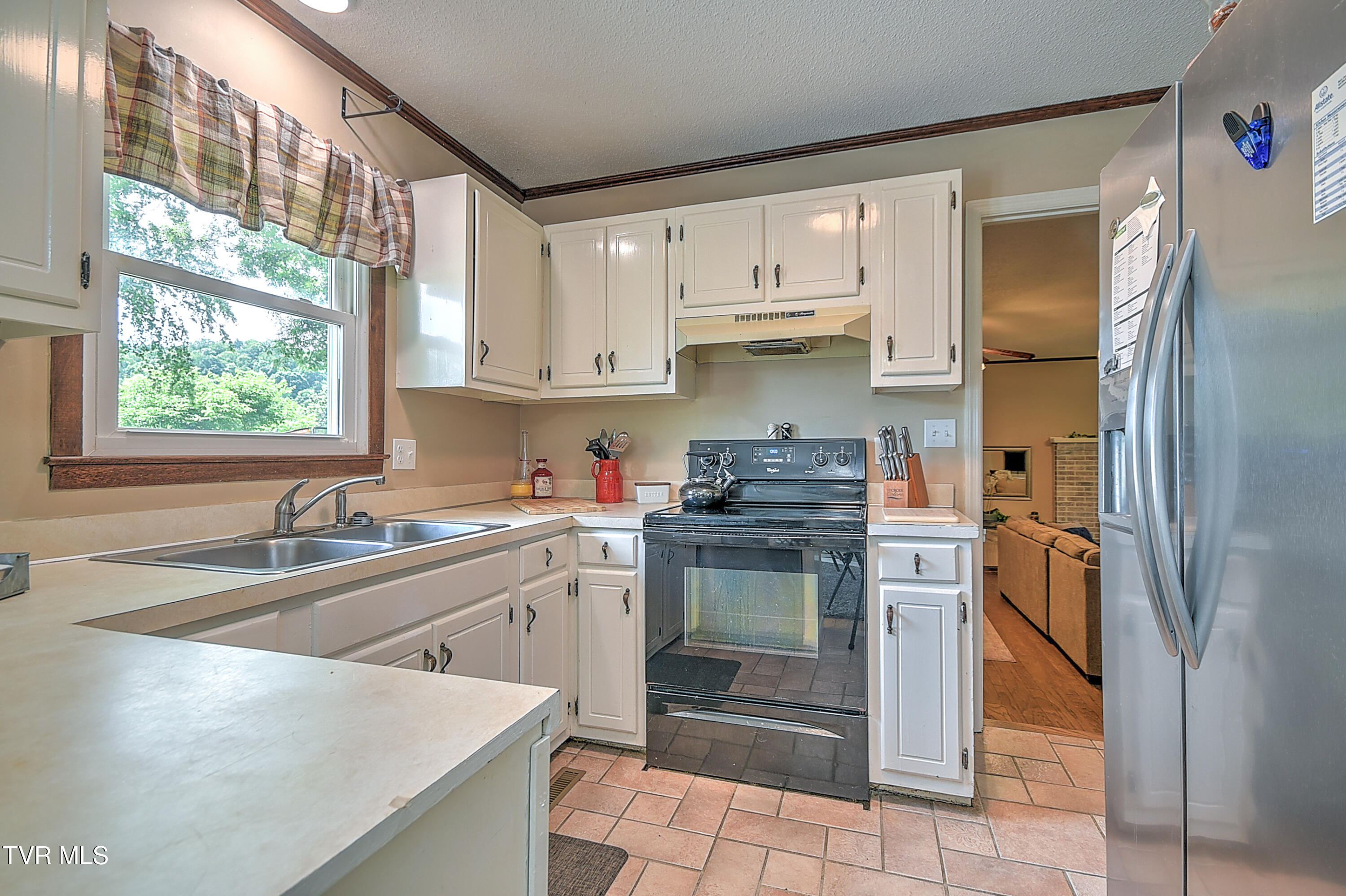 271 Whispering Woods Drive, Bluff City, Tennessee image 8