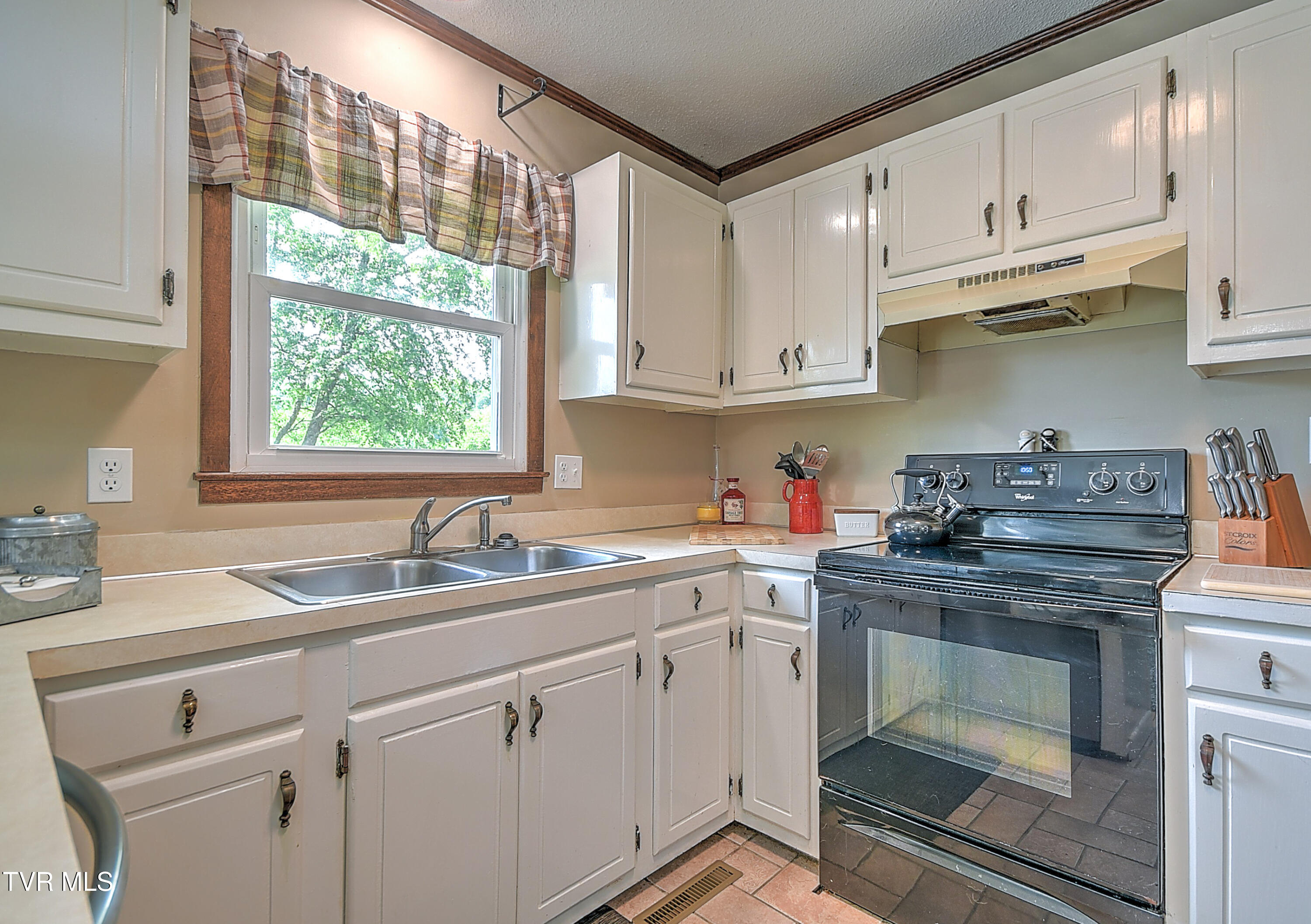 271 Whispering Woods Drive, Bluff City, Tennessee image 10