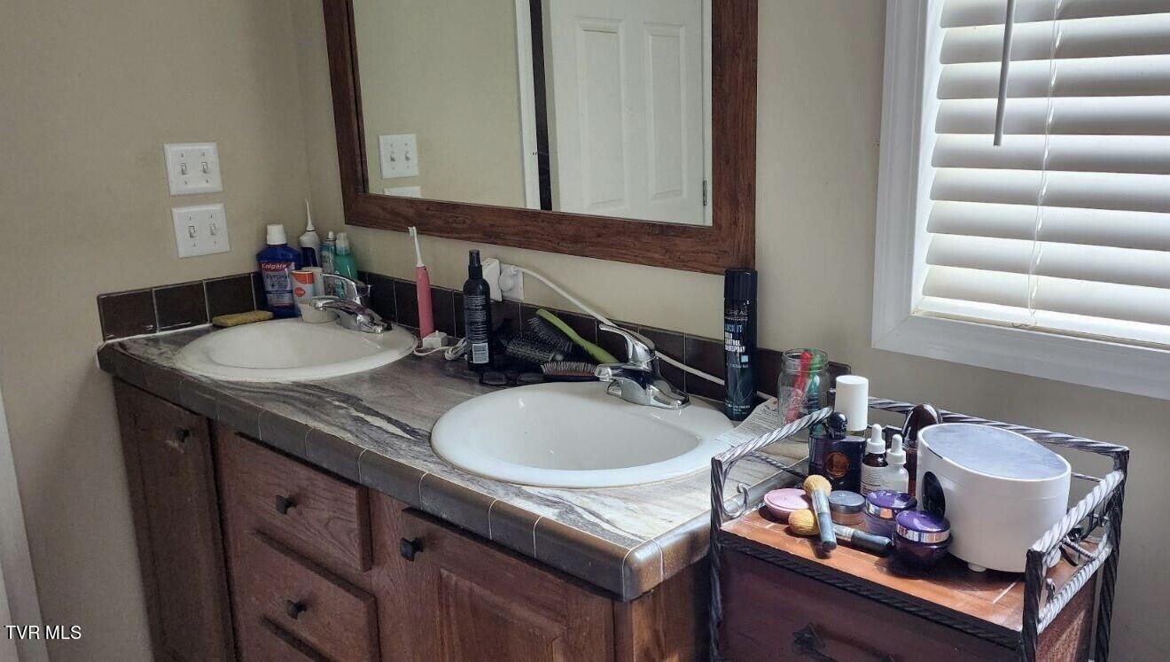 Elizabethton, Tennessee 37643, United States, 3 Bedrooms Bedrooms, ,2 BathroomsBathrooms,Residential,Pending,57861