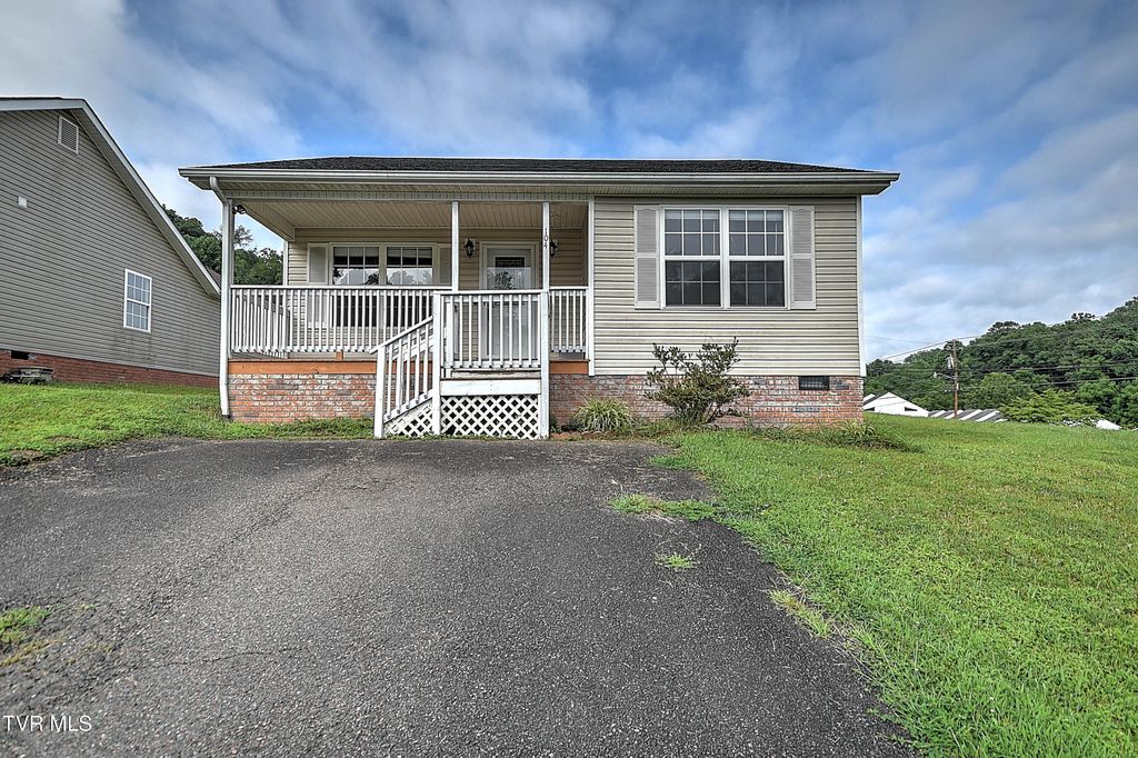 Photo of 104 Saint James Place, Bristol, TN 37620 (MLS # 9988859)
