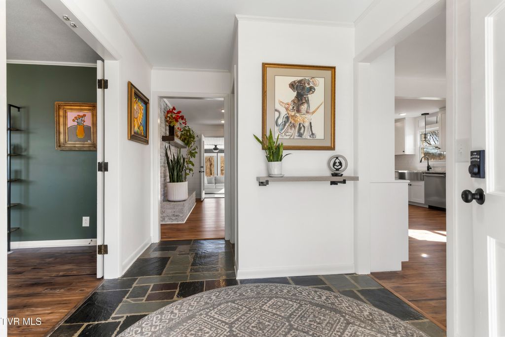 Photo of 2112 Knob Creek Road, Johnson City, TN 37604 (MLS # 9990845)