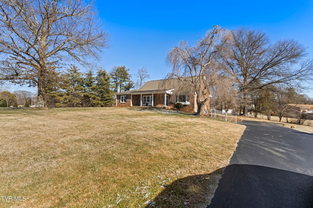 Photo of 2112 Knob Creek Road, Johnson City, TN 37604 (MLS # 9990845)