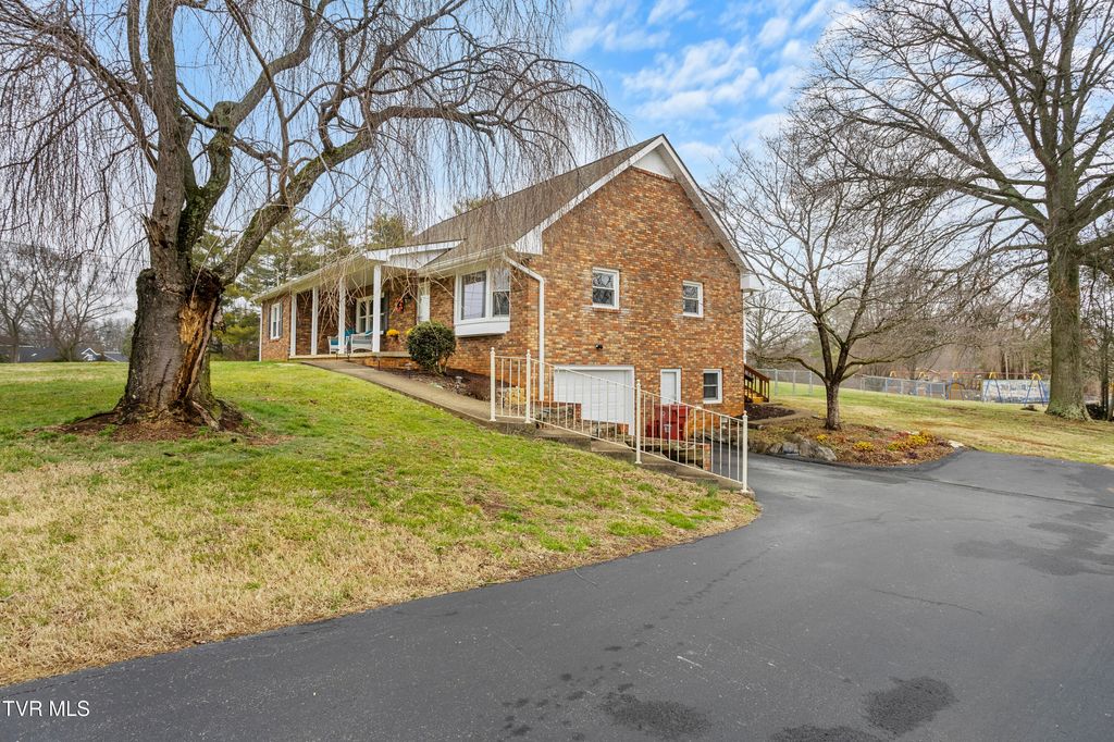 Photo of 2112 Knob Creek Road, Johnson City, TN 37604 (MLS # 9990845)
