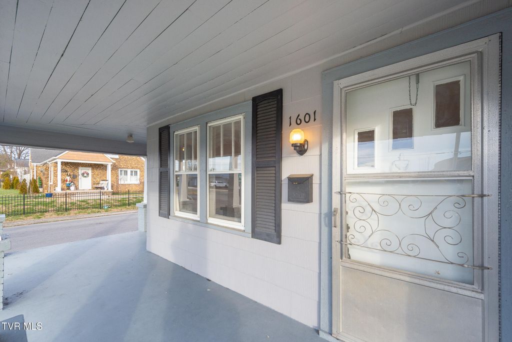 Photo of 1601 Edgemont Avenue, Bristol, TN 37620 (MLS # 9990126)