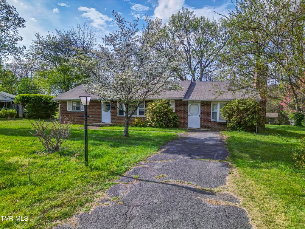 Photo of 1302 Oxford Place, Johnson City, TN 37601 (MLS # 9993333)