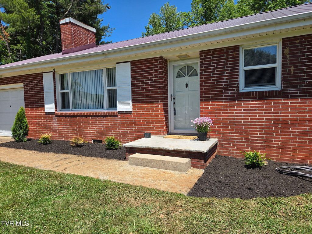 Photo of 408 Circle Heights Drive, Greeneville, TN 37745 (MLS # 9994407)