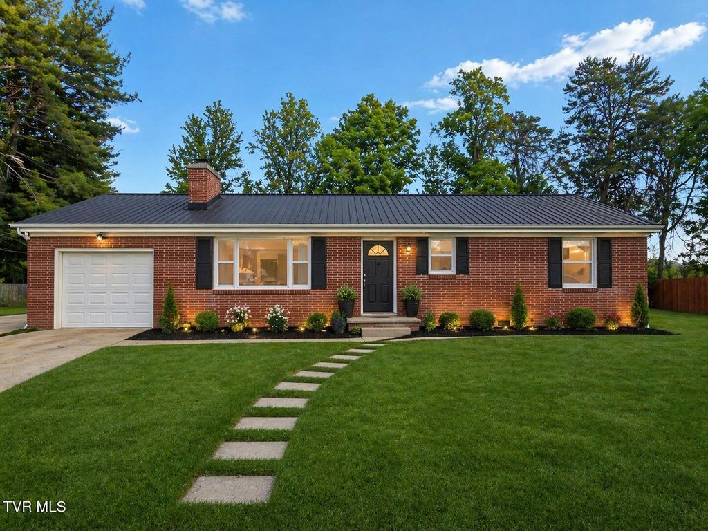 Photo of 408 Circle Heights Drive, Greeneville, TN 37745 (MLS # 9994407)