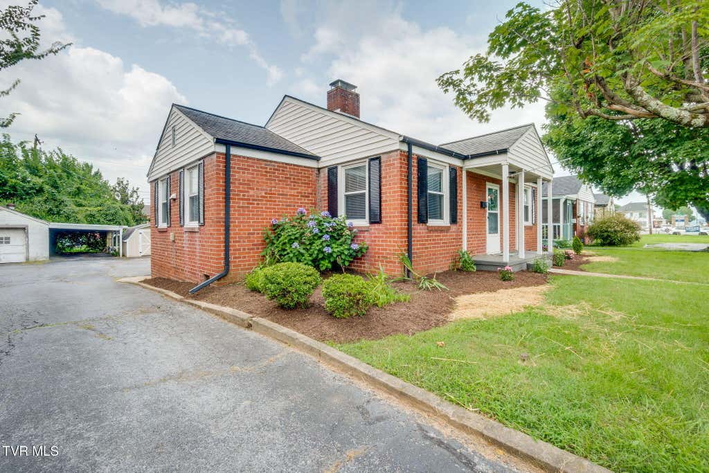 Photo of 1363 Center Street, Kingsport, TN 37664 (MLS # 9998840)