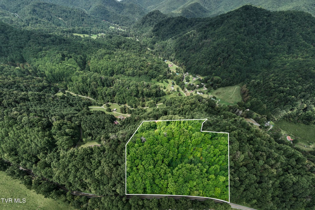 Photo of 2223 High Point Drive, Roan Mountain, TN 37687 (MLS # 10000322)