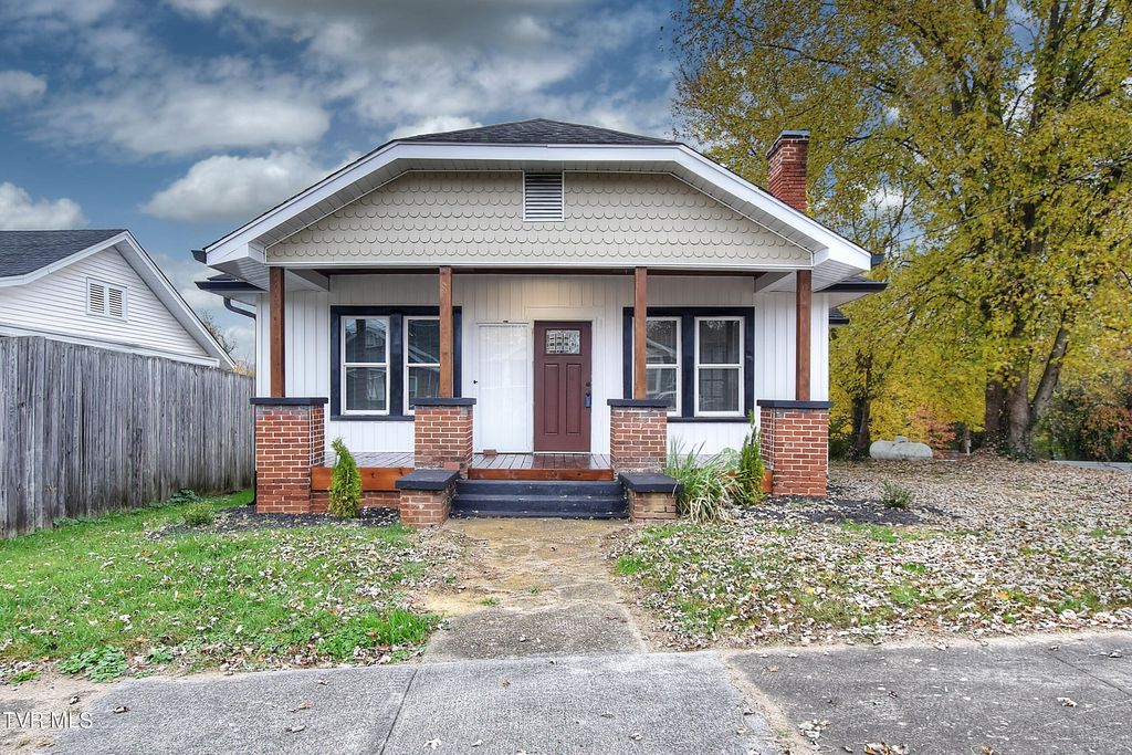 Photo of 612 Lynn South Avenue, Elizabethton, TN 37643 (MLS # 9989765)