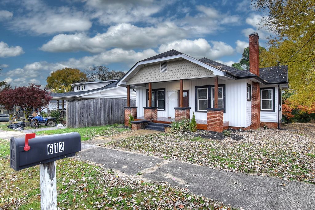 Photo of 612 Lynn South Avenue, Elizabethton, TN 37643 (MLS # 9989765)