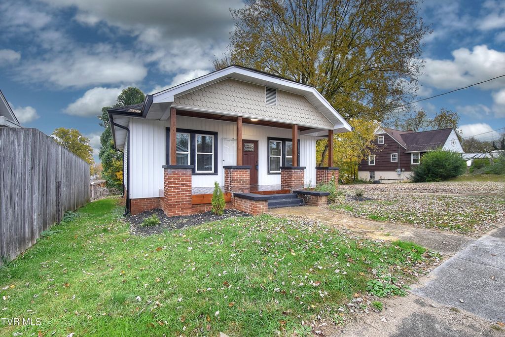 Photo of 612 Lynn South Avenue, Elizabethton, TN 37643 (MLS # 9989765)