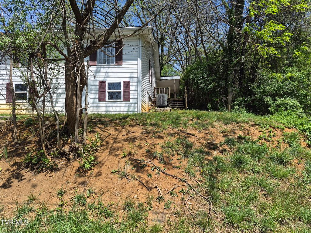 Photo of 237 Midland Circle, Bristol, VA 24201 (MLS # 9994196)
